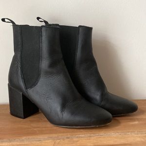 Lintervalle Chelsea boot with matte leather